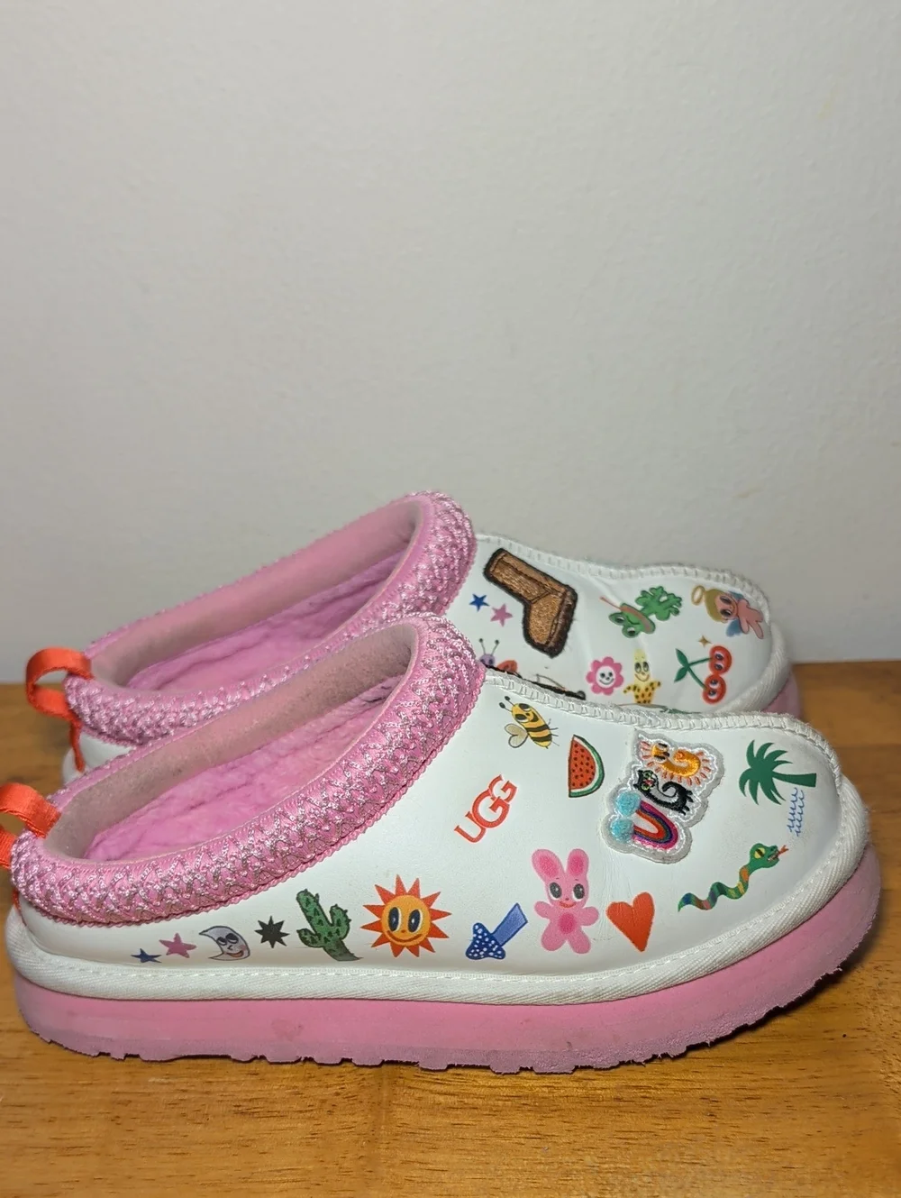 UGG Tazz Pop Sketch Slippers White Leather Colorful Humberto Cruz Girls Size 5